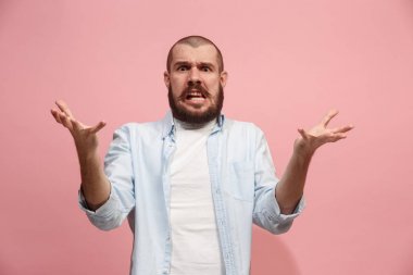 Pembe studio backgroud izole güzel erkek varoluş portre. Genç duygusal şaşırmış adam
