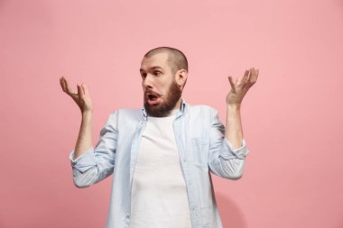 Pembe studio backgroud izole güzel erkek varoluş portre. Genç duygusal şaşırmış adam