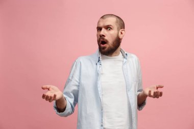 Pembe studio backgroud izole güzel erkek varoluş portre. Genç duygusal şaşırmış adam