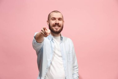 Mutlu iş adamı sen üzerine gelin ve istediğiniz, yarı uzunluk portre portre pembe bir arka plan üzerinde.