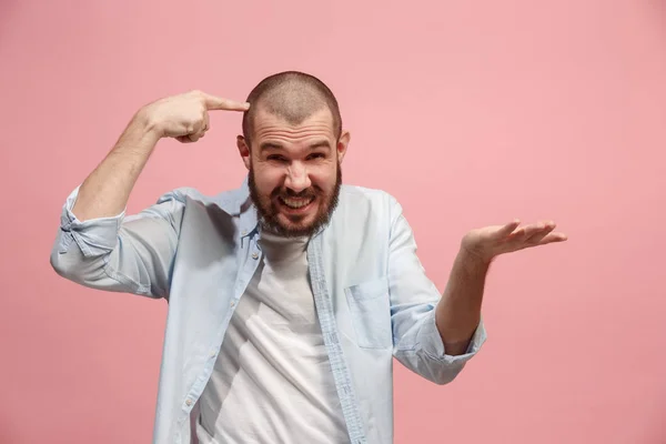 Frumos portret masculin jumătate lungime izolat pe backgroud studio roz. Tânărul emoțional surprins — Fotografie, imagine de stoc