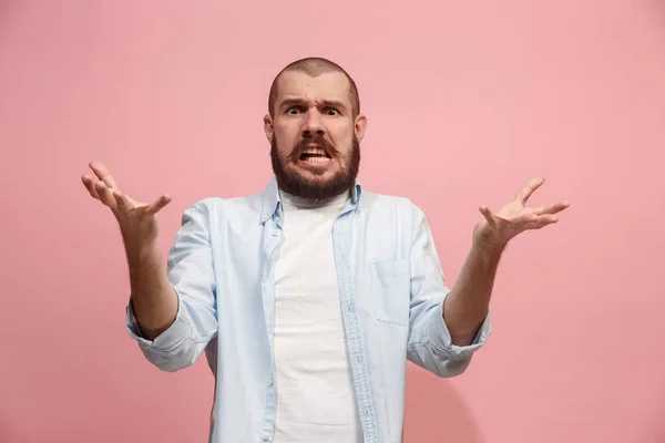 Hermoso retrato masculino de media longitud aislado en el fondo del estudio rosa. El joven emocional sorprendido hombre — Foto de Stock