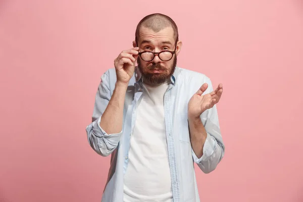 Schön gelangweilt Mann gelangweilt isoliert auf rosa Hintergrund — Stockfoto