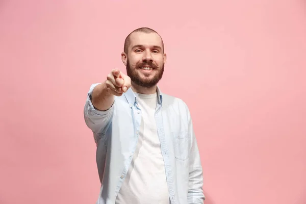 O homem de negócios feliz apontar para você e quer que você, metade de comprimento close-up retrato no fundo rosa . — Fotografia de Stock