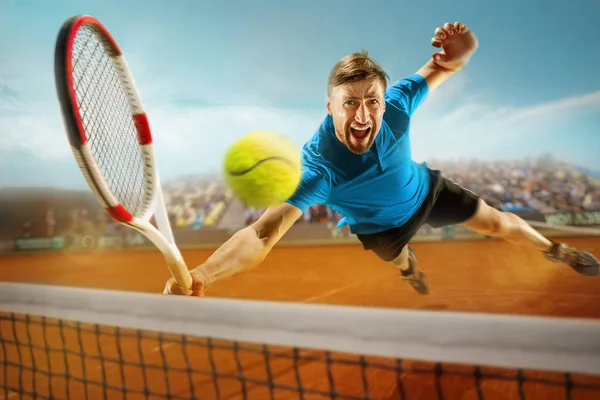 El jugador de salto, caucásico, jugando al tenis en la cancha de tierra con los espectadores — Foto de Stock