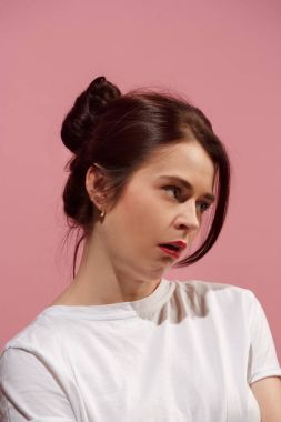 Pembe bir arka plan karşı duran ciddi bir iş kadını.