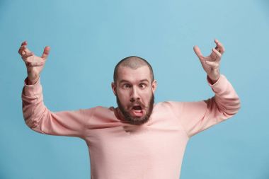 Mavi izole stres yakışıklı adam