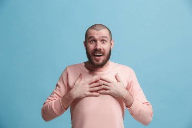 Şaşırmış görünen çekici adam izole mavi genç