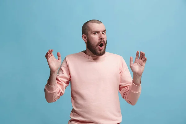 El joven atractivo parece sorprendido aislado en azul —  Fotos de Stock