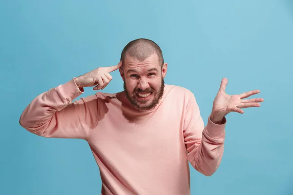 Belo retrato masculino de meia-duração isolado em backgroud estúdio azul. O jovem emotivo surpreendido homem — Fotografia de Stock