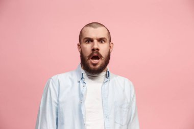 Pink çekici adam şaşırmış bakan izole genç