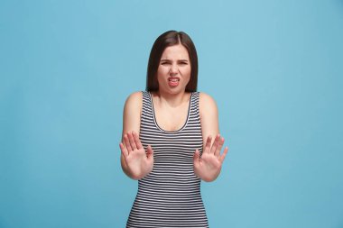 Düşünmeme izin ver. Düşünceli ifade mavi arka plan kararı ile şüpheli dalgın kadın