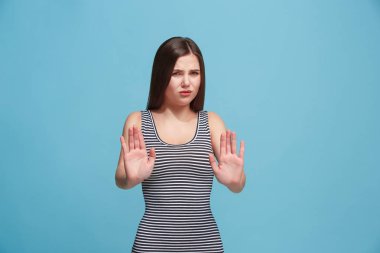 Düşünmeme izin ver. Düşünceli ifade mavi arka plan kararı ile şüpheli dalgın kadın