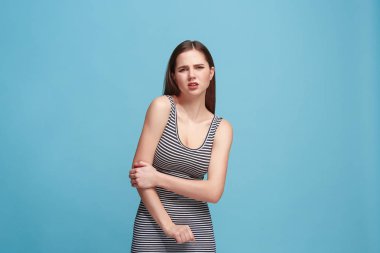 Dirsek ağrısı. Dirsek ağrısı veya ağrı mavi stüdyo arka plan üzerinde üzgün kadınla.