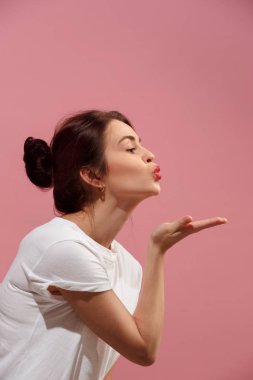 Pembe arka plan üzerinde izole öpücükle parlak makyaj ile çekici şirin kız portresi
