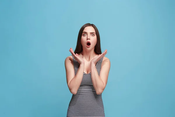 Hermosa mujer mirando sorprendido aislado en azul —  Fotos de Stock