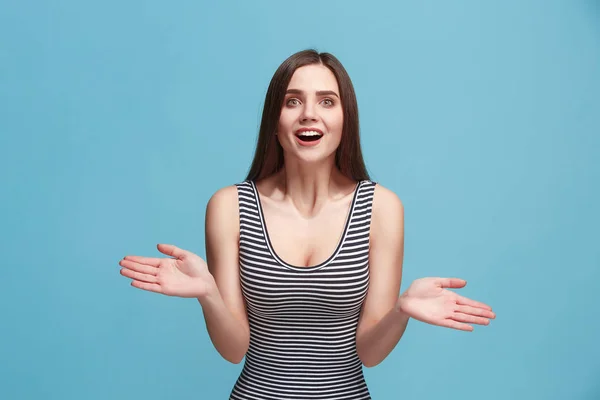 Hermosa mujer mirando sorprendido aislado en azul — Foto de Stock