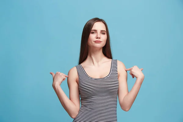 Die befriedigende Frau auf blauem Hintergrund. — Stockfoto