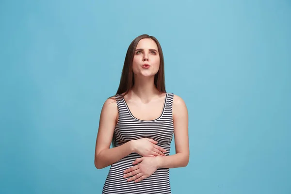 A mulher de negócios feliz de pé e sorrindo contra o fundo azul . — Fotografia de Stock