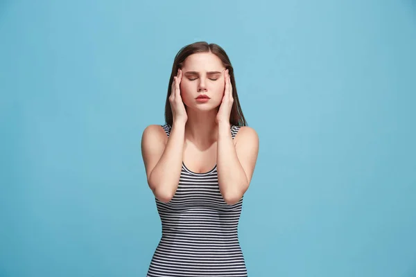 Kvinna att ha huvudvärk. Isolerade över Blå bakgrund. — Stockfoto
