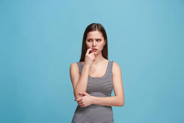 Deixa-me pensar. Mulher pensativa duvidosa com expressão pensativa fazendo escolha contra fundo azul — Fotografia de Stock