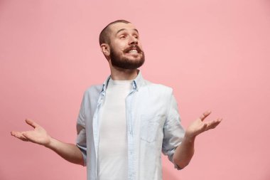 Ayakta ve pastel arka planı gülümseyen mutlu iş adamı.
