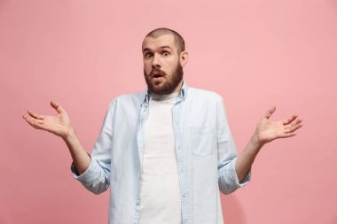 Düşünmeme izin ver. Şüpheli dalgın adam düşünceli ifade pembe arka plan kararı ile