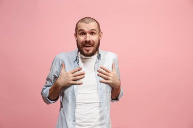 Düşünmeme izin ver. Şüpheli dalgın adam düşünceli ifade pembe arka plan kararı ile