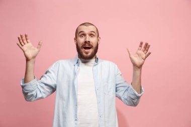Pink çekici adam şaşırmış bakan izole genç