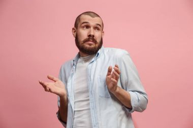 Düşünmeme izin ver. Şüpheli dalgın adam düşünceli ifade pembe arka plan kararı ile