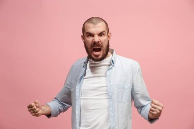 Pembe studio arka planda çığlık genç duygusal kızgın adam