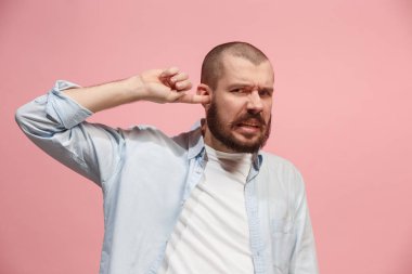 Kulak ağrısı. Baş ağrısı ya da pembe studio arka plan üzerinde ağrı ile üzgün bir adam.