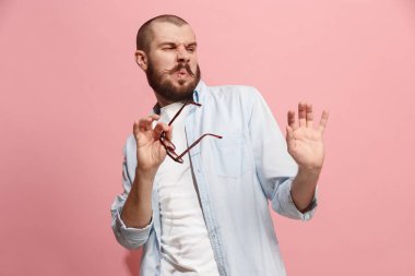 Düşünmeme izin ver. Şüpheli dalgın adam düşünceli ifade pembe arka plan kararı ile