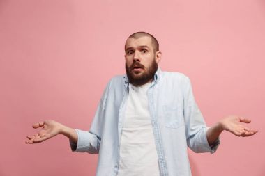 Düşünmeme izin ver. Şüpheli dalgın adam düşünceli ifade pembe arka plan kararı ile