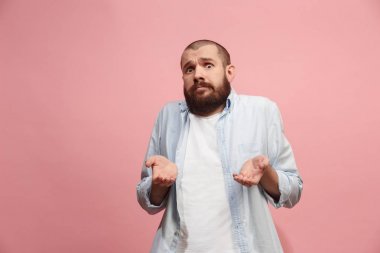 Düşünmeme izin ver. Şüpheli dalgın adam düşünceli ifade pembe arka plan kararı ile