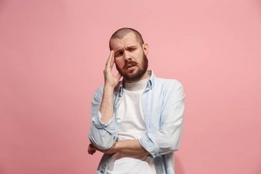 Baş ağrısı olan adam. Pembe arka plan üzerinde izole.