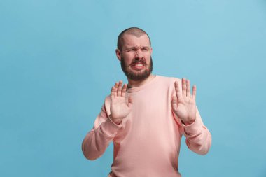 Pink izole bir şey geçirmeyen tiksinti ifadesi ile genç adam