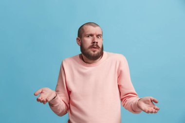 Güzel erkek arıyorum şaşırttı ve üzerinde izole mavi şaşkın