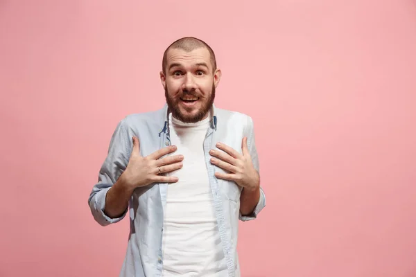 Lasst mich nachdenken. zweifelnder nachdenklicher Mann mit nachdenklichem Gesichtsausdruck, der vor rosa Hintergrund die Wahl trifft — Stockfoto