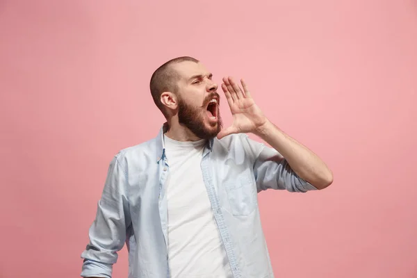 Aislado en rosa joven casual hombre gritando en el estudio — Foto de Stock