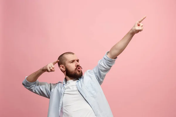 Ganhar o sucesso homem feliz extático celebrando ser um vencedor. Imagem energética dinâmica do modelo masculino — Fotografia de Stock