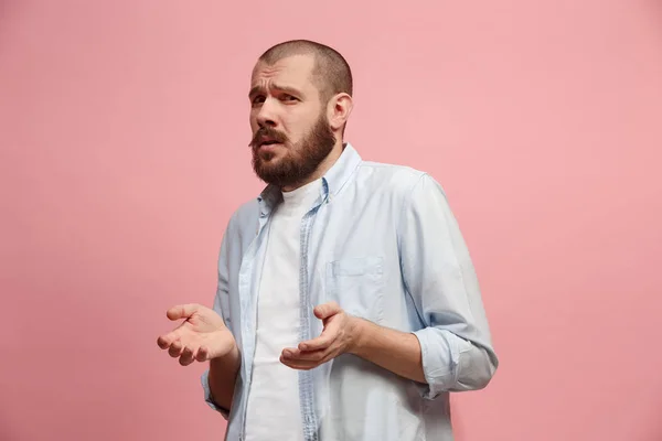 Déjeme pensar. Dudoso hombre pensativo con expresión reflexiva haciendo elección contra el fondo rosa — Foto de Stock