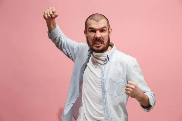 年轻的情绪愤怒的男子尖叫粉红色工作室背景 — 图库照片