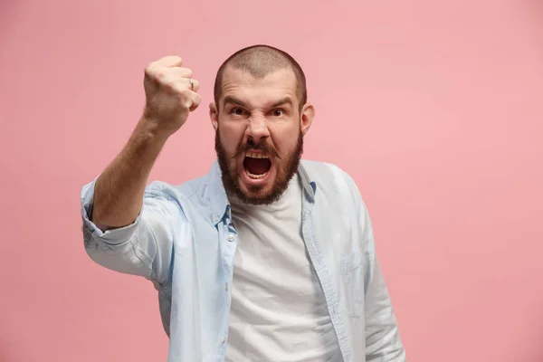 O jovem homem irritado emocional gritando no fundo do estúdio rosa — Fotografia de Stock