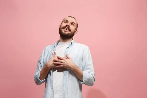 O empresário feliz de pé e sorrindo contra fundo rosa . — Fotografia de Stock