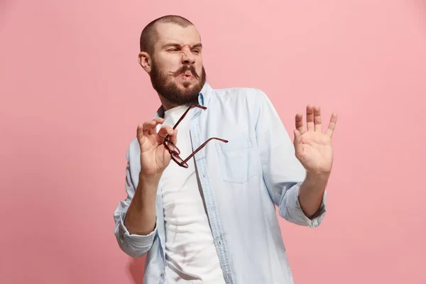 Deixa-me pensar. Homem pensativo duvidoso com expressão pensativa fazendo escolha contra fundo rosa — Fotografia de Stock