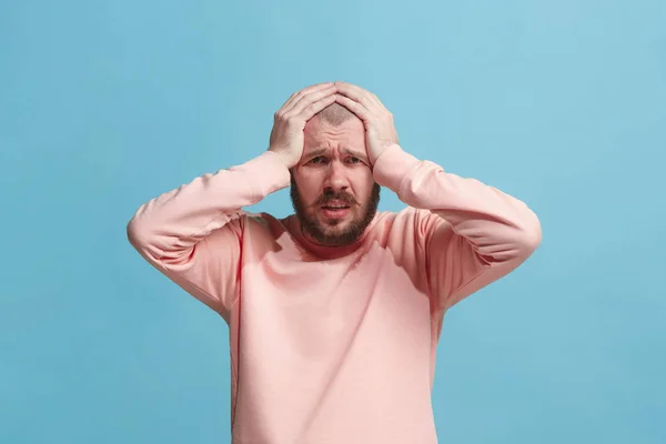 Un hombre con dolor de cabeza. Aislado sobre fondo azul . —  Fotos de Stock