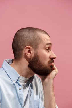 Pink izole genç casual adam stüdyoda sıkıcı