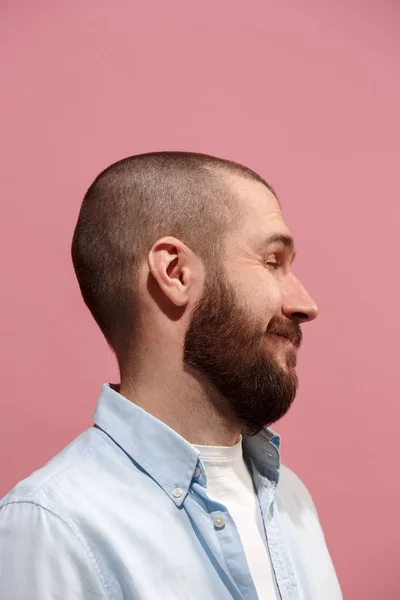 Isolado em rosa jovem casual homem suspeito no estúdio — Fotografia de Stock