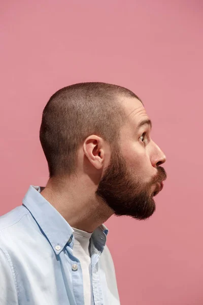 Isolado em rosa jovem casual homem beijando no estúdio — Fotografia de Stock